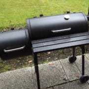 Barbecue Smoker mit Feuerkammer und Garkammer