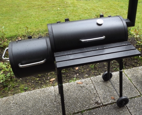 Barbecue Smoker mit Feuerkammer und Garkammer