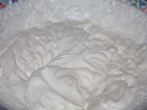 Creme Fraiche geschlagen - die Basis für das Eis mit Ziegenkäse
