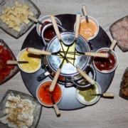 Fondue mit Zutaten und Dips