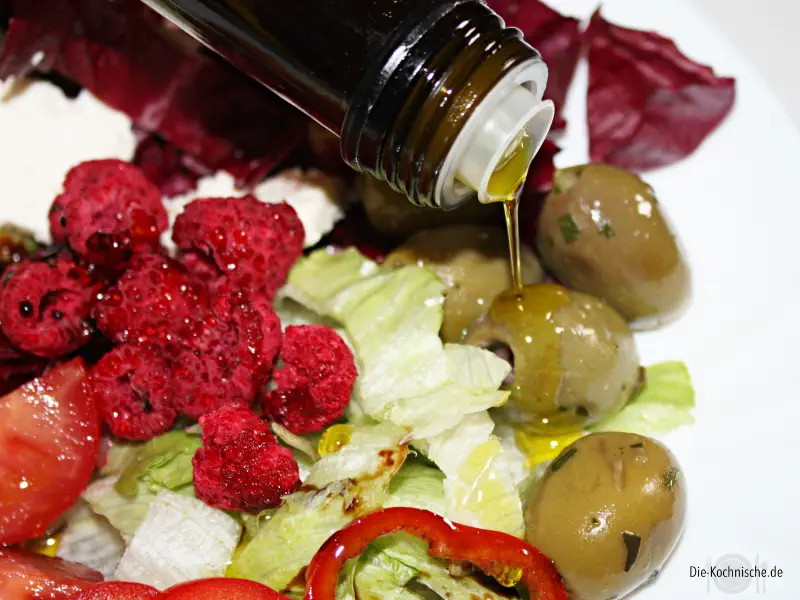 Fruchtiger Salat mit Oliven, Schafskäse, Himbeeren, Balsamico & Olivenöl