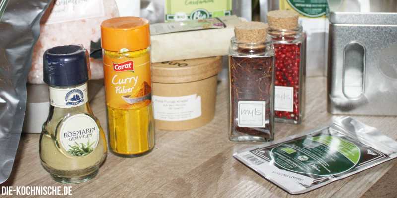 Unterschiedliche Gewürzbehälter sorgen für Chaos im Küchenschrank