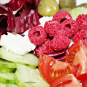 Pikant-fruchtiger Salat mit Himbeer Topping