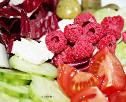 Pikant-fruchtiger Salat mit Himbeer Topping
