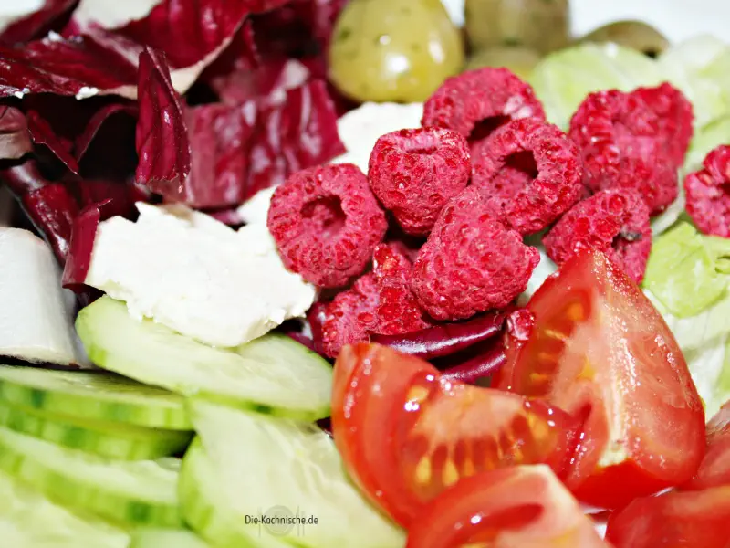 Pikant-fruchtiger Salat mit Himbeer Topping