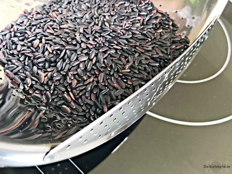 Schwarzer Reis waschen - dadurch wird er schön locker