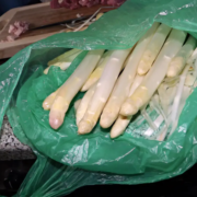 Spargel richtig schälen – so geht es ganz einfach