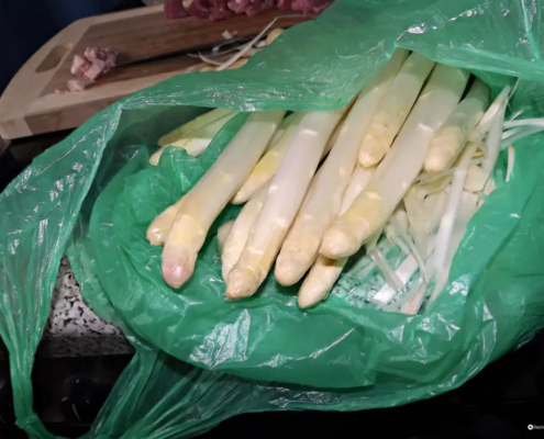 Spargel richtig schälen – so geht es ganz einfach