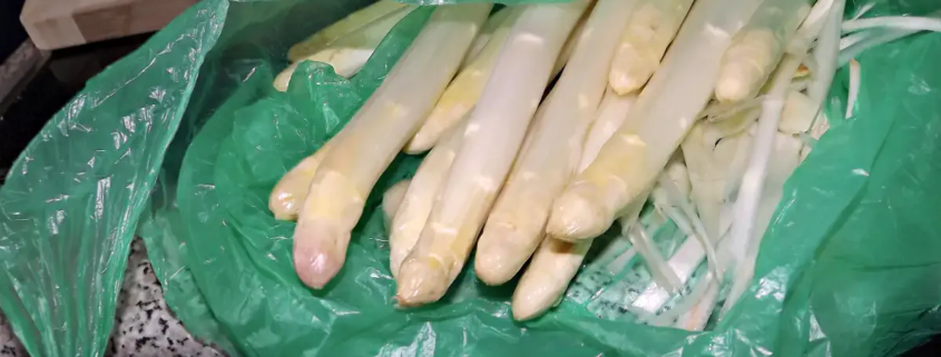 Spargel richtig schälen – so geht es ganz einfach