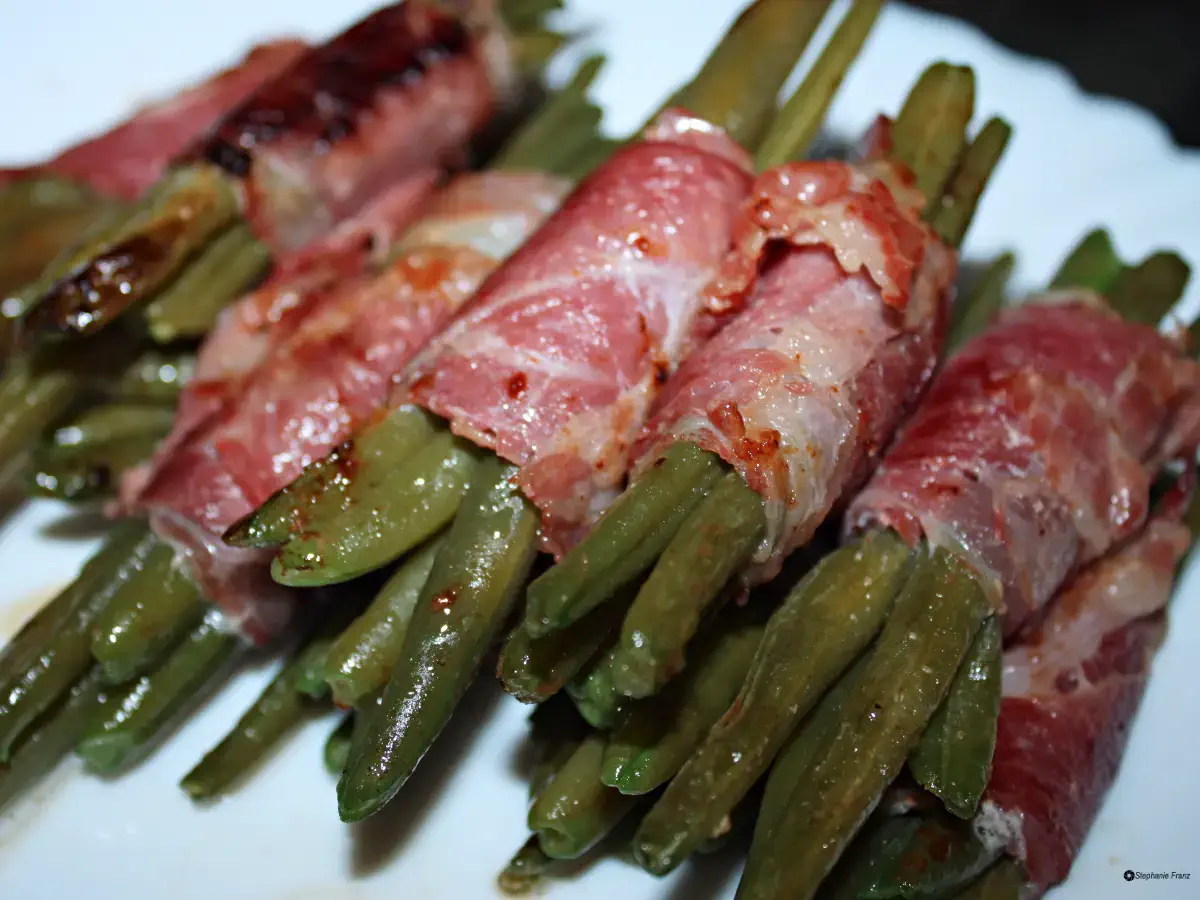 Leckere Bohnen im Speckmantel