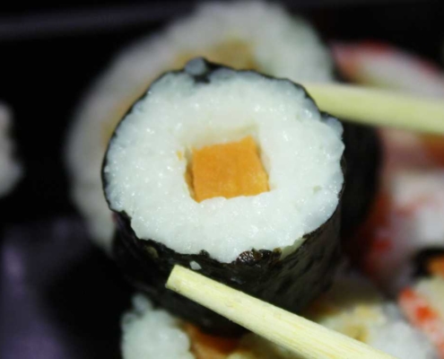 Mit Sushimesser Zutaten für Sushi schneiden