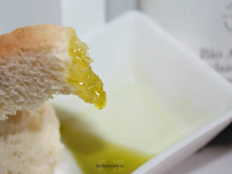 Virgin Olivenöl extra mit frischem Brot - köstlich