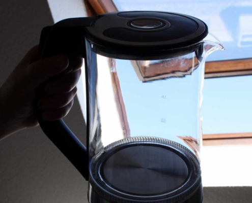 moderner Wasserkocher aus Glas mit Edelstahl und LED-Leuchten